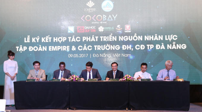 Lễ k&yacute; kết hợp t&aacute;c ph&aacute;t triển nguồn nh&acirc;n lực trong lĩnh vực du lịch, nh&agrave; h&agrave;ng, giải tr&iacute;... phục vụ nhu cầu ng&agrave;y c&agrave;ng tăng của du lịch tr&ecirc;n địa b&agrave;n TP Đ&agrave; Nẵng.