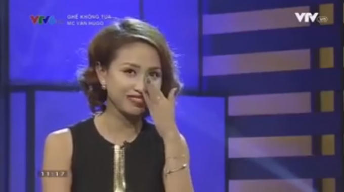 Nữ MC Vân Hugo bật khóc khi chia sẻ rằng mình không biết còn được xuất hiện trên tivi cùng khán giả đến khi nào. (Ảnh: chụp màn hình).
