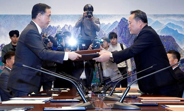 Bộ trưởng Thống nhất Hàn Quốc Cho Myoung-gyon (trái) trao đổi tuyên bố chung với Chủ tịch Ủy ban Tái thống nhất hòa bình Triều Tiên Ri Son-gwon tại cuộc họp ở Bàn Môn Điếm ngày 15.10. Ảnh Reuters