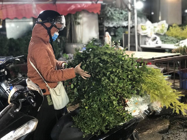 Khi thành phố đang chìm trong giấc ngủ thì chợ hoa Quảng An đã sớm thức giấc từ lúc 0 giờ để chào đón những 'thượng đế