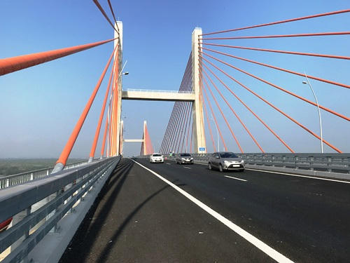 Vị trí mặt cầu bị vênh xuất hiện tại các trụ cầu chữ H. Ảnh: Minh Cương