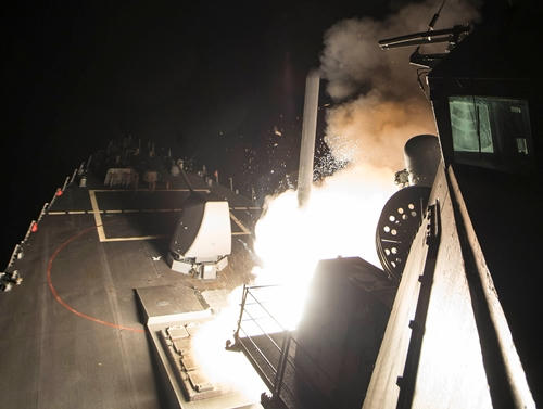 Một tên lửa Tomahawk phóng từ tàu khu trục USS Ross sáng 7/4. Ảnh: Reuters.