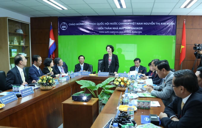 Bà Nguyễn Thị Kim Ngân - Uỷ Viên Bộ Chính trị, Chủ tịch Quốc hội Việt Nam nhận xét về tình hình hoạt động sản xuất của nhà máy sữa Angkor sau phần trình bày của lãnh đạo nhà máy.