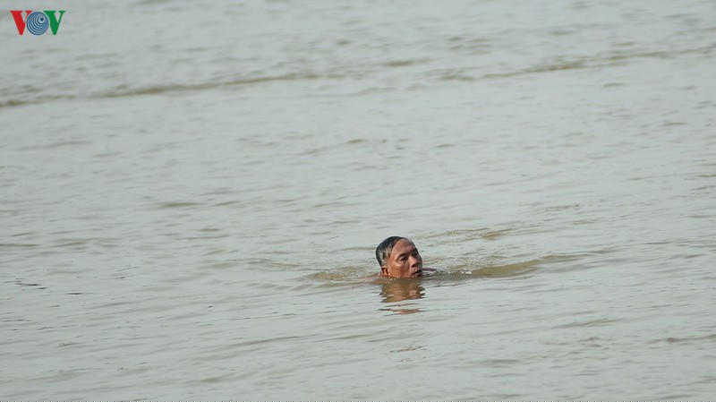 Nhiều người dân bơi ra giữa sông Hồng không hề trang bị phao hỗ trợ.