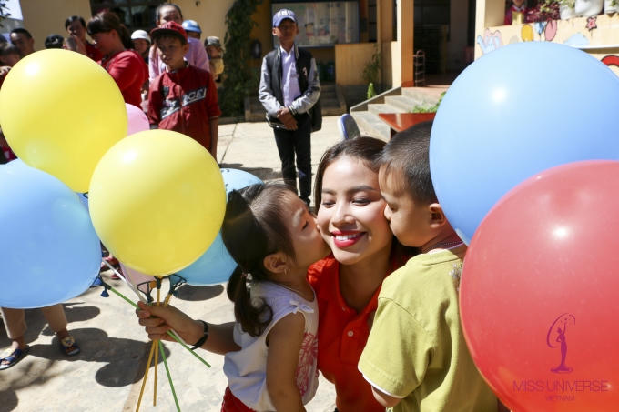 Dàn Hoa hậu, Á h&acirc;̣u kh&ocirc;ng ngại ng&ocirc;̀i m&aacute;y c&agrave;y đến với trẻ em ngh&egrave;o v&ugrave;ng cao