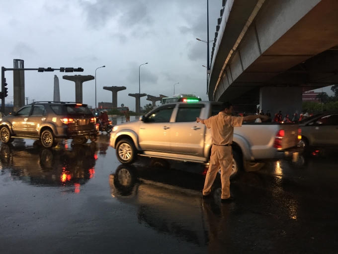 Đội CSGT Rạch Chiếc, CSGT quận Thủ Đức, CSGT quận 9, lực lượng thanh niên xung phong tích cực điều tiết phân luồng.