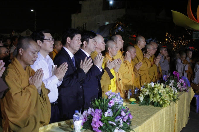 Các đại biểu cung nghinh Phật ngọc hòa bình thế giới.