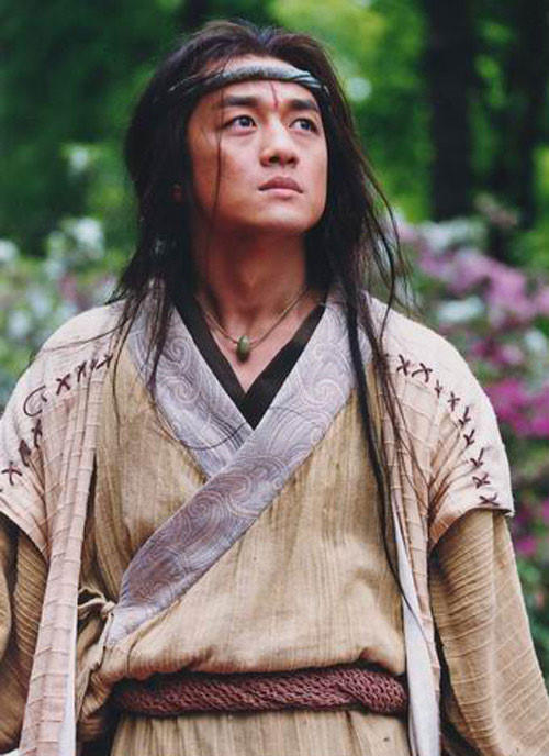 Lý Á Bằng (Tiếu ngạo giang hồ - 2001): Lý Á Bằng không phải sự lựa chọn đầu tiên cho vai diễn Lệnh Hồ Xung trong Tiếu ngạo giang hồ bản năm 2000. Anh được chọn một cách gấp gáp nhằm thay thế chỗ trống của tài tử Thiệu Binh. Trước đó, Lý Á Bằng chỉ là diễn viên trẻ với những vai phụ mờ nhạt. Với vai diễn kiếm khách có tính cách phóng khoáng Lệnh Hồ Xung, nam diễn viên có được bước ngoặt lớn nhất trong sự nghiệp. Anh bước lên hàng ngũ ngôi sao của dòng phim kiếm hiệp và tiếp tục nhận vai chính trong Anh hùng xạ điêu (2003) cùng nhiều tác phẩm khác.