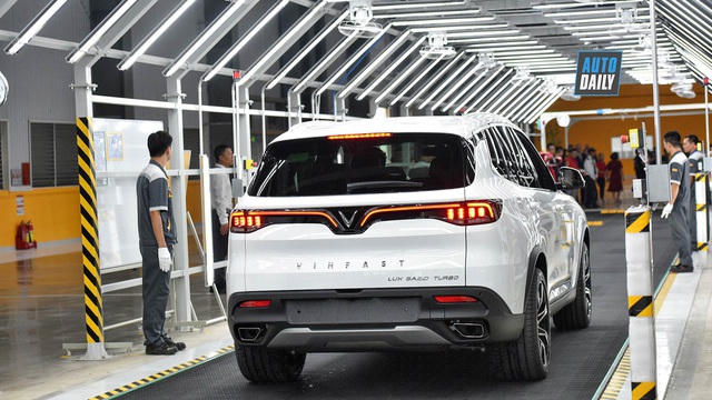 VinFast chơi trội với chính sách giảm 100% phí trước bạ cho khách mua hai mẫu xe sedan và SUV của hãng này. Cuộc chơi đột phá này có thể giúp hãng xe Việt phủ sóng thị trường