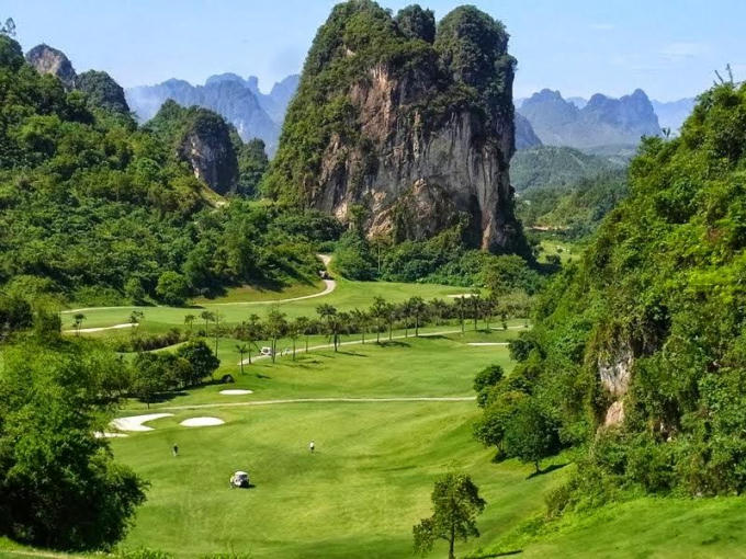 Sân golf Phượng Hoàng, dự án điển hình cho những sai phạm của tỉnh Hòa Bình.