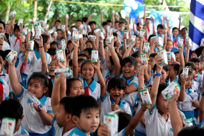 Niềm vui uống sữa của các em học sinh trường tiểu học Giai Xuân 1, huyện Phong Điền, TP.Cần Thơ