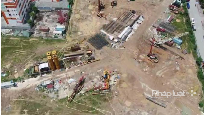 Các máy móc, thiết bị xếp ngổn ngang, không có công nhân thi công.