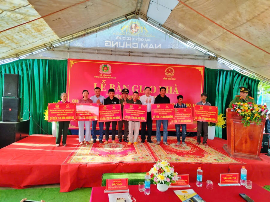 Công an tỉnh Đắk Lắk trao 176 ngôi nhà cho người dân bị ảnh hưởng của bão lũ.