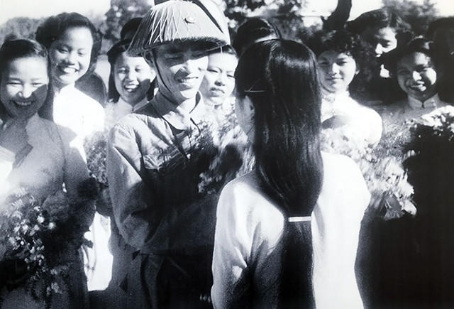 Nữ sinh trường Trưng Vương tặng hoa bộ đội cụ Hồ (Thiếu tướng Vương Thừa Vũ), tháng 10/1954.