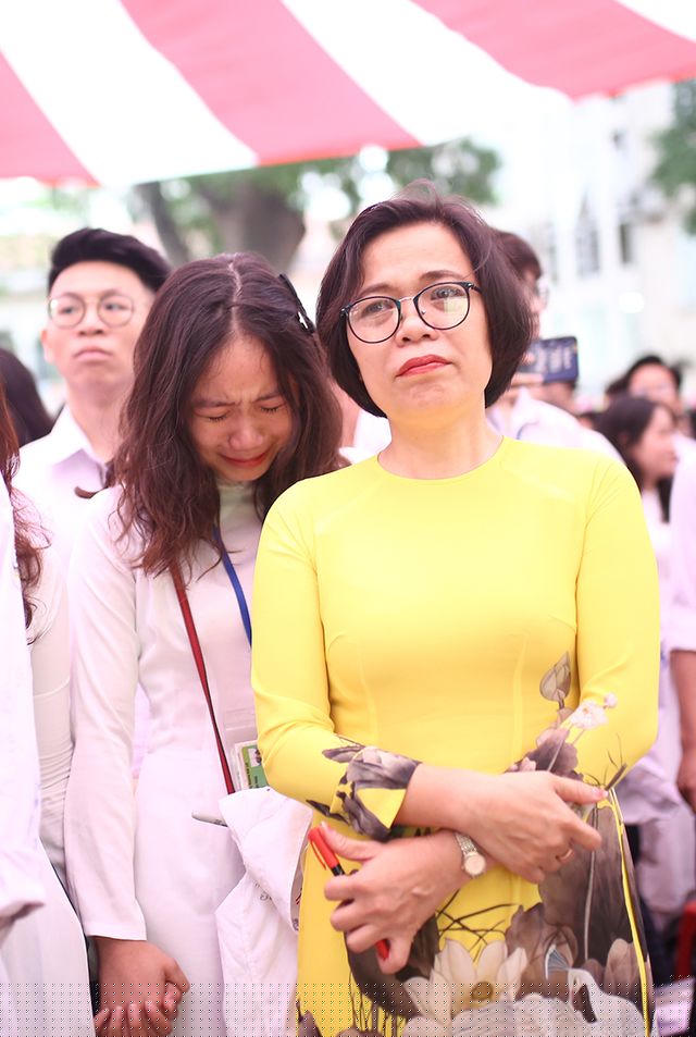 ...Những giọt nước mắt đã lăn trên má các cô cậu học trò cuối cấp.