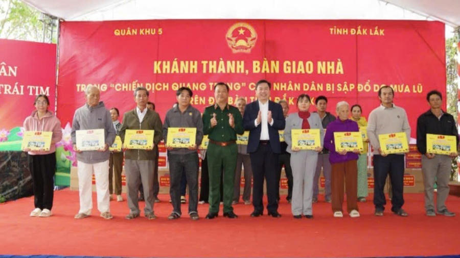 Quân khu 5 và Ủy ban nhân dân tỉnh Đắk Lắk tổ chức khánh thành, bàn giao nhà cho người dân vùng lũ tỉnh Đắk Lắk. Ảnh: Công Lý