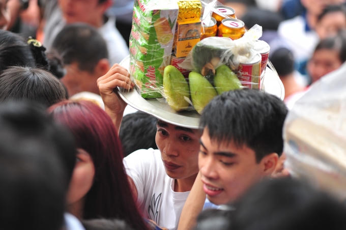 Người dân mang lễ dâng lên các Vua Hùng đã gặp nhiều khó khăn vì người đổ về như thác.