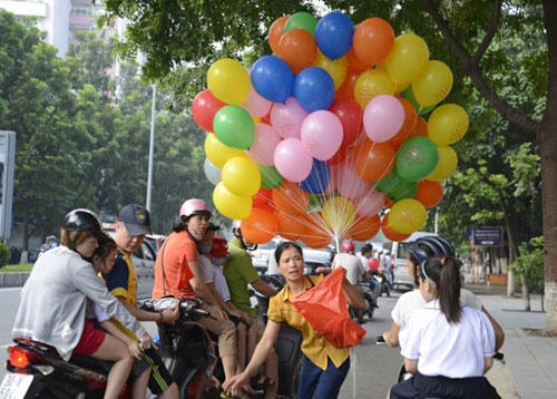Những quả bóng bay đủ màu sắc được ví như những quả bom di động. Ảnh: minh họa