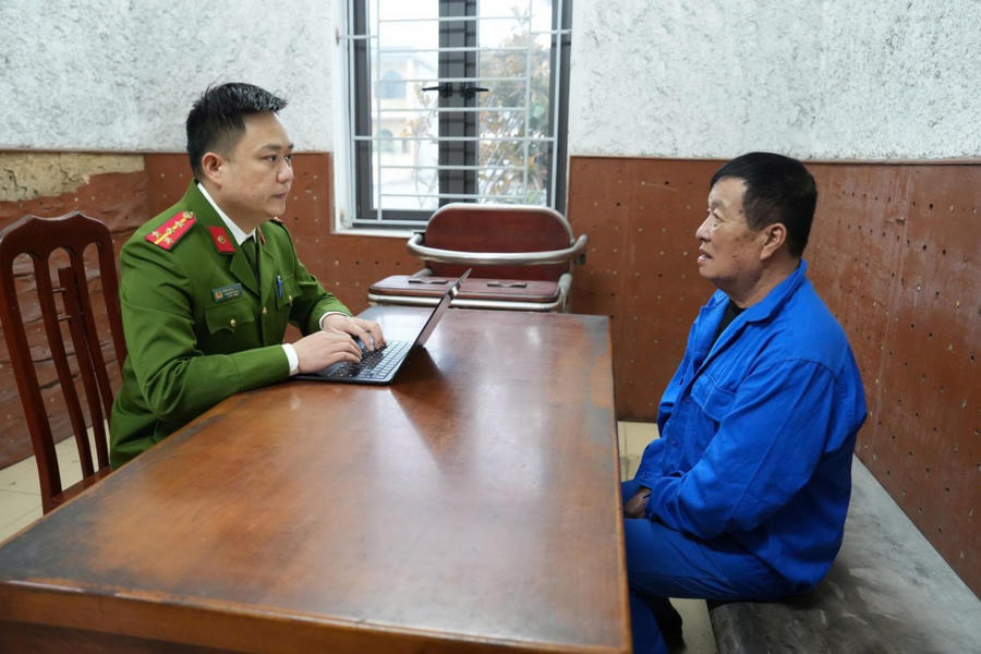 Cơ quan Công an lấy lời khai đối tượng cầm đầu đường dây đánh bạc Nguyễn Đình Minh.
