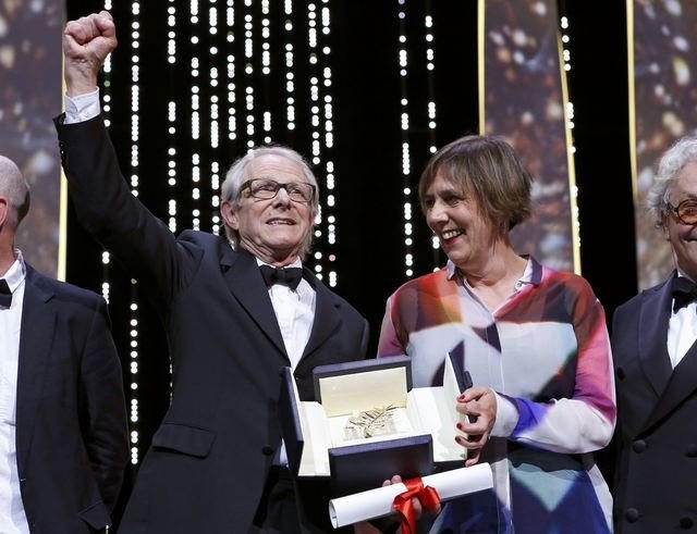 Cannes trao giải Cành cọ vàng cho phim về người nghèo khổ Đạo diễn Ken Loach và nhà sản xuất Rebecca O'Brien nhận giải Cành cọ vàng cho phim I, Daniel Blake.