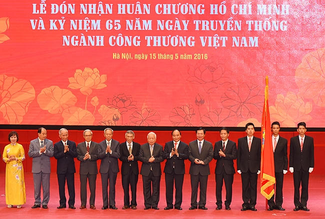 Thủ tướng Nguyễn Xuân Phúc chụp ảnh lưu nhiệm cùng với lãnh đạo ngành Công thương tại buổi lễ.