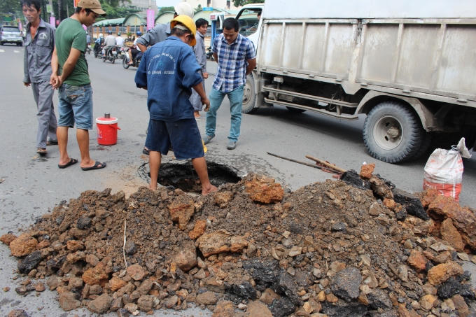 Lực lượng chức năng đang khắc phục.