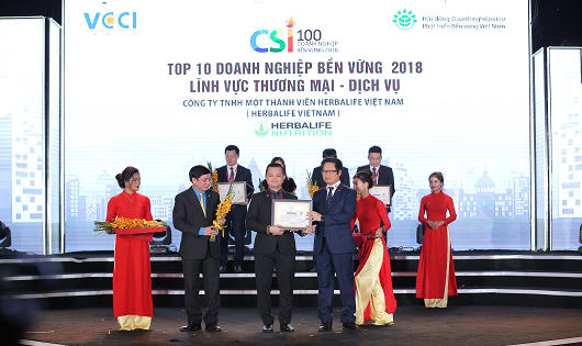 Ông Phạm Tường Huy - Tổng Giám đốc Herbalife Việt Nam nhận giải thưởng Top 10 DN bền vững 2018 lĩnh vực thương mại - dịch vụ.