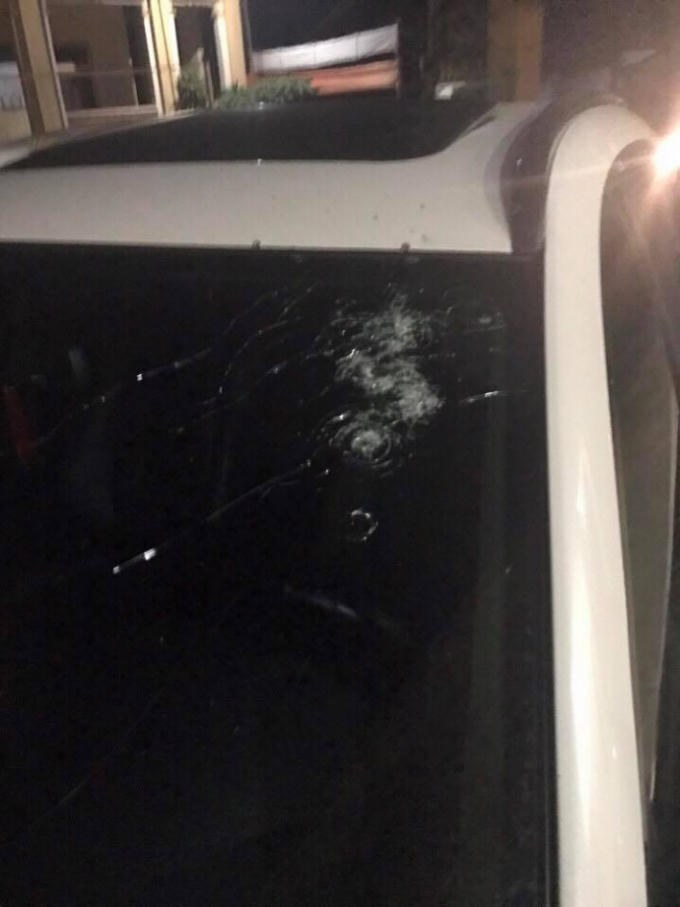 Ô tô 19A-136.67 bị bắn 4-5 phát ở đầu xe, trước ghế lái.