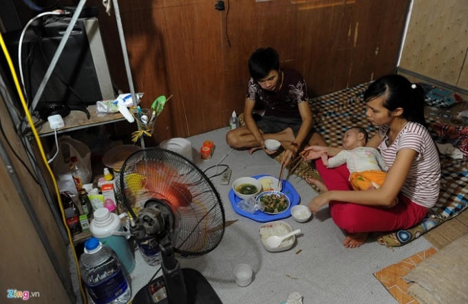 Phòng riêng có giá từ 60.000 đến 80.000 đồng/ngày. Càng ở tầng cao giá càng rẻ. Gia đình anh Hà (Tân Sơn, Phú Thọ) đã đến nhà trọ này thuê được một tháng với giá 60.000 đồng mỗi ngày. Tất cả đồ đạc trong nhà như tivi, quạt, phích nước, bát đũa đều được chủ nhà cho mượn.