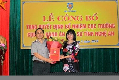 Thứ trưởng Bộ Tư pháp Đặng Hoàng Oanh trao quyết định và chúc mừng đồng chí Phạm Quốc Nam.