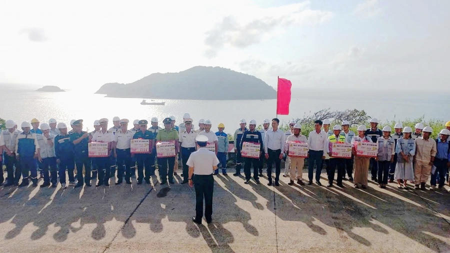 Các lực lượng làm nhiệm vụ trên đảo Hòn Khoai nhận quà Tết Nguyên đán từ Đoàn công tác Quân chủng Hải quân.