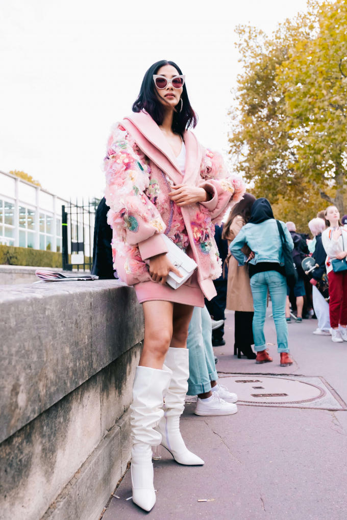 &Aacute; hậu Ho&agrave;ng Th&ugrave;y xuất hiện nổi bật tại Paris Motor Show