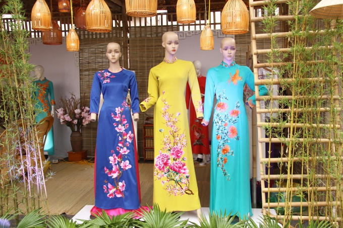 Bộ sư tập áo dài Thiên Vân.