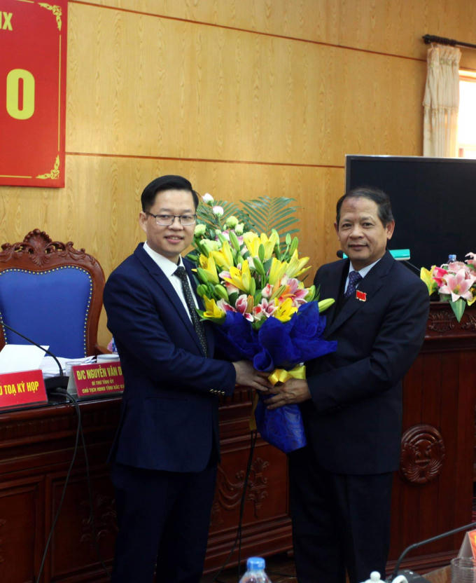 Chủ tịch UBND tỉnh Bắc Kạn Lý Thái Hải tặng hoa chúc mừng tân Phó Chủ tịch UBND tỉnh.