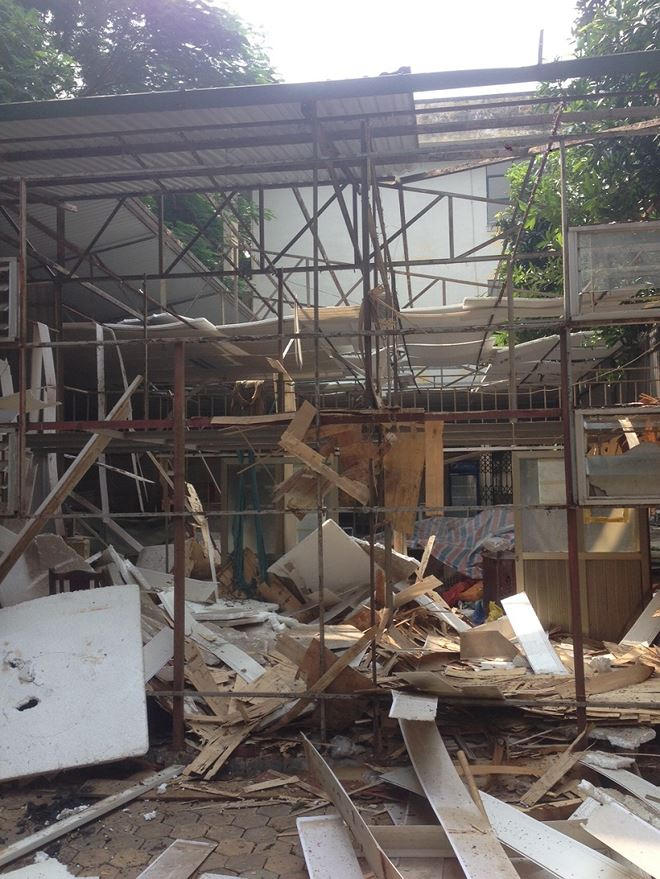 Căng tin của trường nơi gia đình bà Thư tá túc bị phá dỡ hôm 8/8/2018.