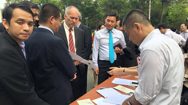 Từ sáng sớm, các doanh nghiệp đã đến rất đông, làm thủ tục vào dự hội nghị. Ảnh: Công Quang.