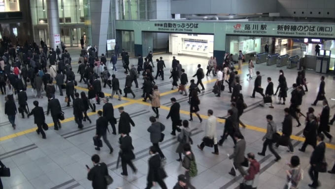 Người dân "đổ" xuống các ga tàu điện ngầm ở Tokyo vào giờ tan sở
