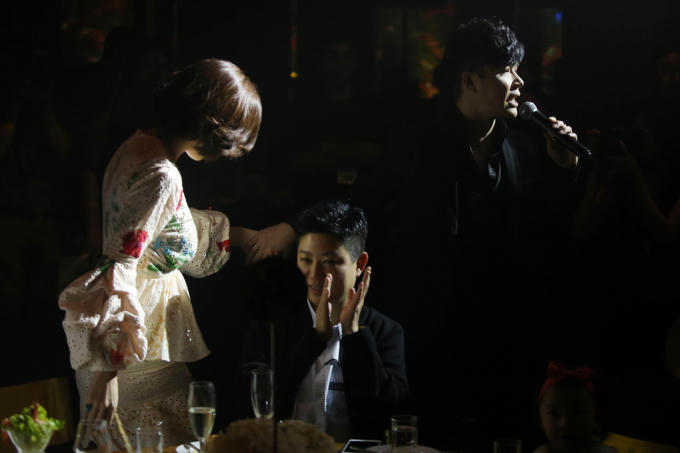 Nathan Lee cầm tay Xa Thi Mạn hát mừng sinh nhật.