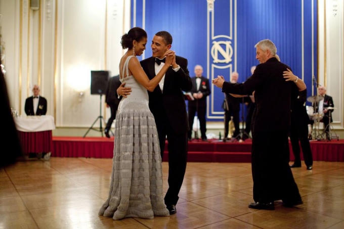 Bức ảnh thứ nhất Tổng thống Obama đăng lên Facebook với thông điệp: “Nhảy cùng nhau qua 24 năm. Chúc mừng ngày kỷ niệm của chúng ta”. Hiện bức ảnh đã nhận được gần 1triệu lượt yêu thích và hàng chục nghìn lượt chia sẻ của người dân trên toàn thế giới.