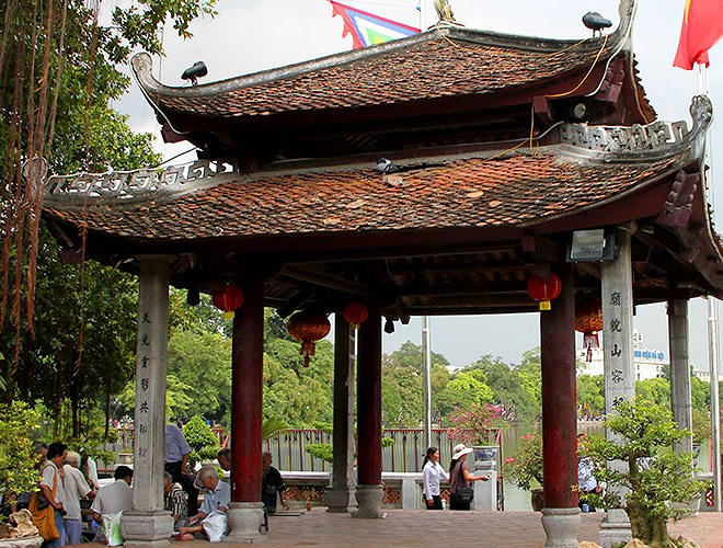 Đền Ngọc Sơn - Ngôi đền không chỉ là điểm tâm linh để dâng hương cầu mong bình an và sức khỏe mà cũng là nơi để thả lỏng, để cảm nhận cuộc sống. Để lưu lại những bức hình đẹp và khám phá những nét độc đáo của văn hóa Thủ đô...