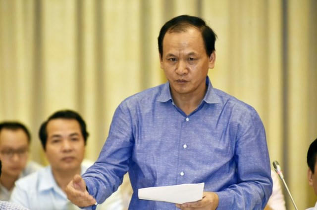 Thứ trưởng Bộ GTVT Nguyễn Nhật cho rằng: "Phi công xin nghỉ việc phải báo trước 180 ngày là đúng"              Trong khi đại diện VNA công bố lương cơ trưởng được 270 triệu đồng thì thực tế chỉ khoảng 120 triệu đồng.