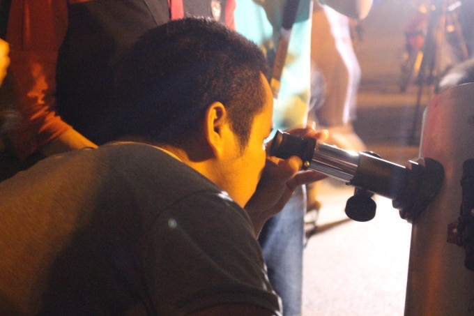 Người d&acirc;n Thủ đ&ocirc; th&iacute;ch th&uacute; ngắm &ldquo;si&ecirc;u trăng&rdquo;