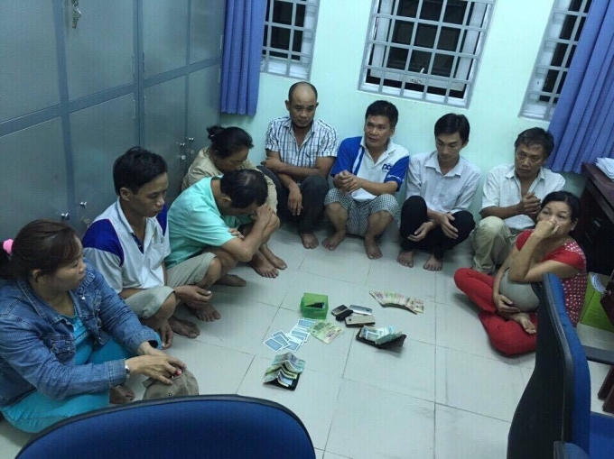 Các đối tượng bị bắt quả tang cùng tang vật