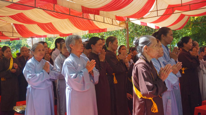 Phật tử tụng kinh