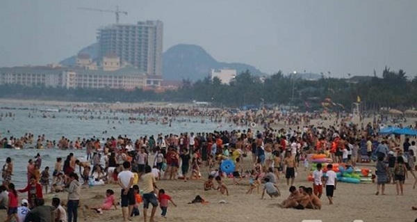 Việc kiểm tra, xử phạt hành vi xả rác tại bãi biển của Đà Nẵng sẽ được tiến hành gắt gao.