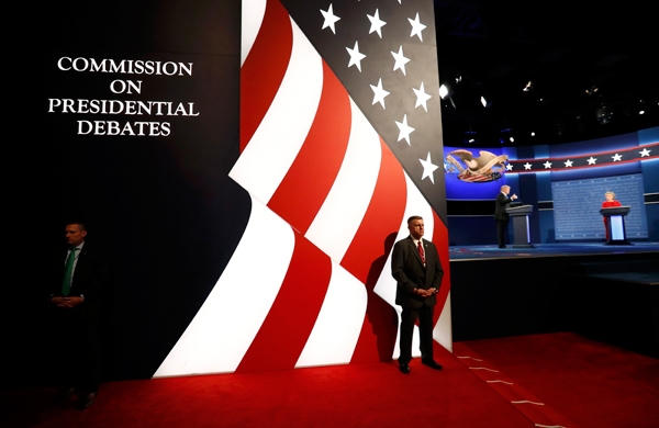 Các nhân viên an ninh canh gác bên ngoài hội trường. (Ảnh: Reuters)