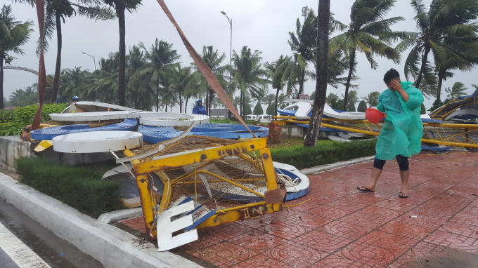 Đổ cổng chào APEC tại đường Võ Nguyên Giáp ngày 4/11.