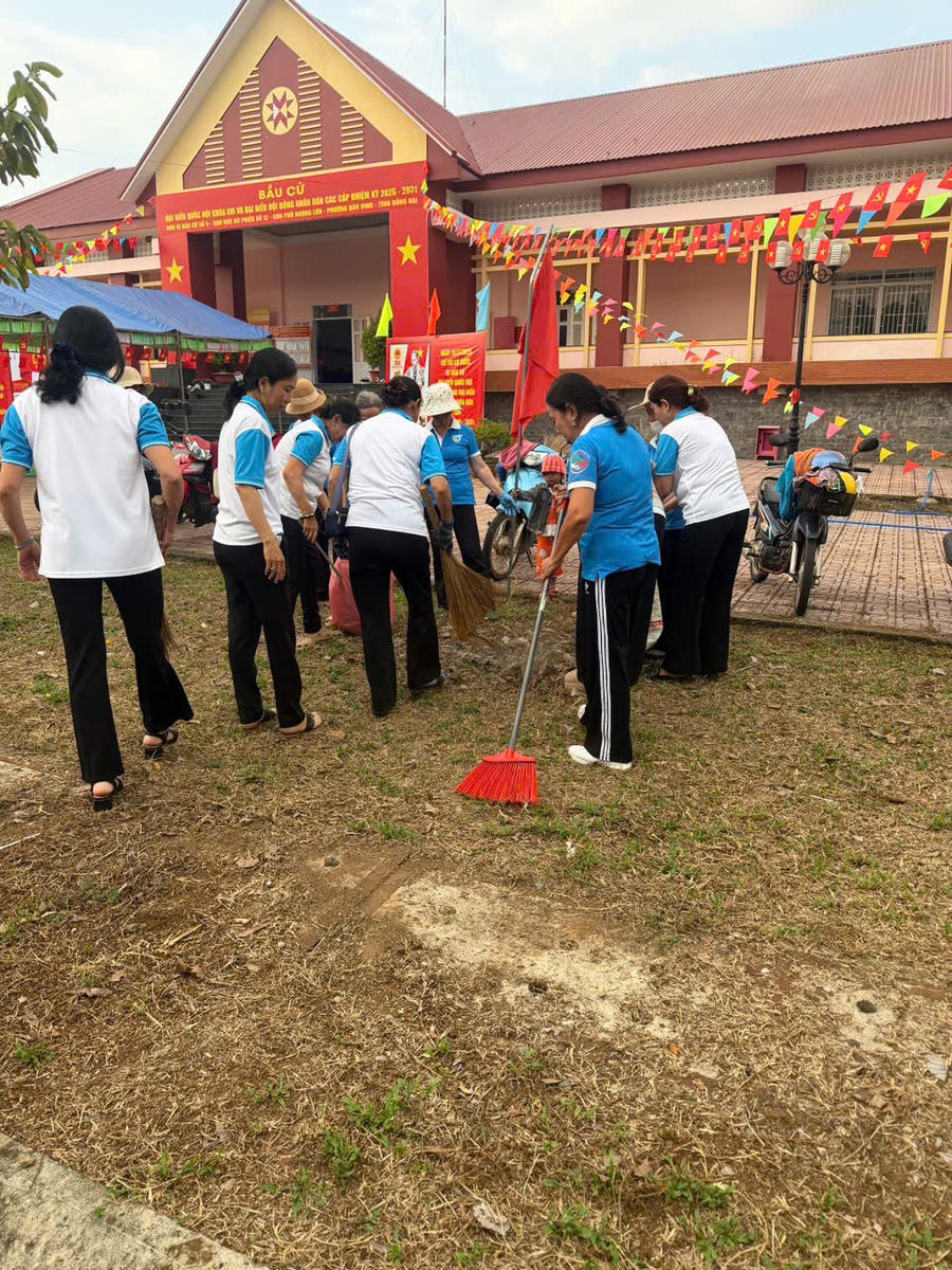 Người dân dọn vệ sinh môi trường, chỉnh trang lại đường làng, ngõ xóm để chuẩn bị cho ngày hội lớn