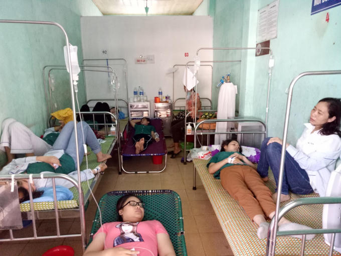 Sau bữa cơm trưa tại công ty với các món ăn như rau muống xào, thịt kho thì có hơn 60 công nhân phải nhập viện với các triệu chứng nghi ngộ độc thức ăn.