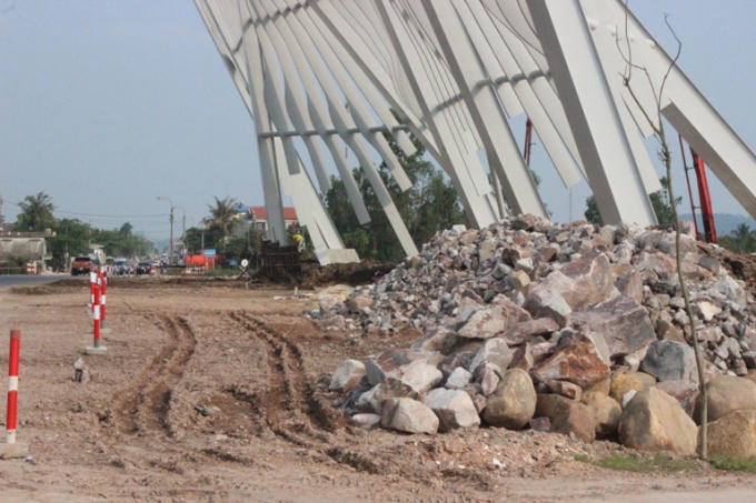 Một số hạng mục khác đang được đơn vị thi công gấp rút hoàn thiện.